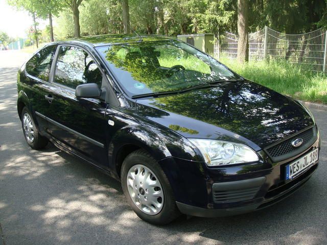Gebraucht Ford Focus Trend 116 PS (85 kW) 2005 Blau Limousine