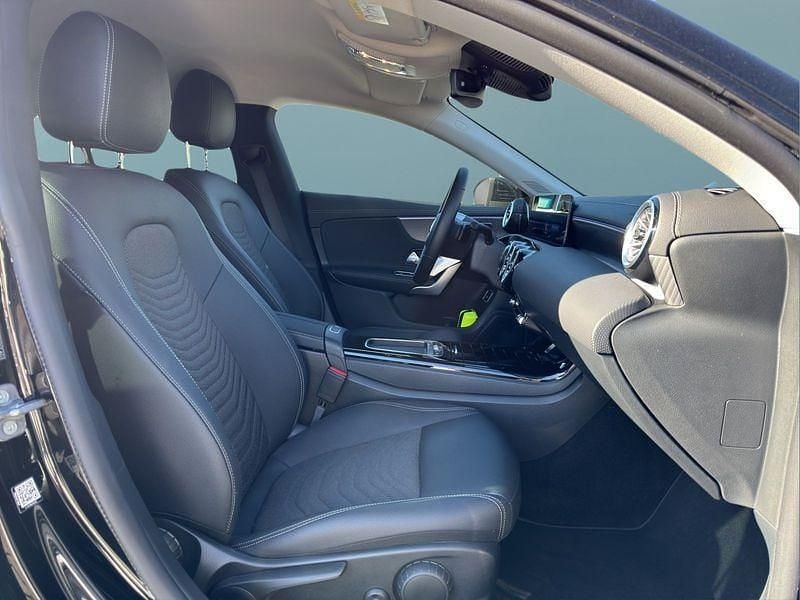 Gebraucht Mercedes CLA200 163 PS (119 kW) 2024 Schwarz Limousine