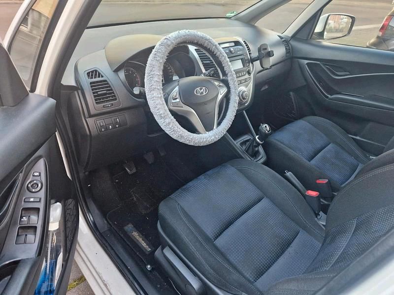 Gebraucht Hyundai ix20 125 PS (91 kW) 2011 Weiß Kleinwagen