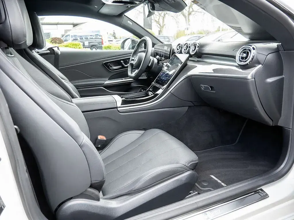 Gebraucht Mercedes 300 204 PS (150 kW) 2025 Weiss / polarweiß Coupé