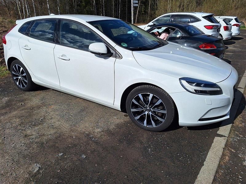 Gebraucht Volvo V40 152 PS (111 kW) 2018 Weiß Coupé