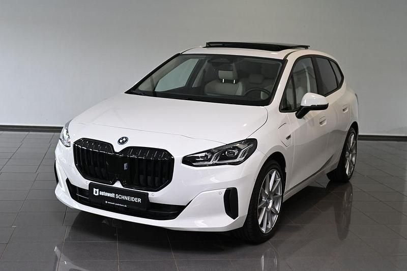 Weiß Gebraucht 2022 BMW 225 Active Tourer Sport Line Van / Kleinbus | 31.750 € (Fairer Preis) - Bild 1/4