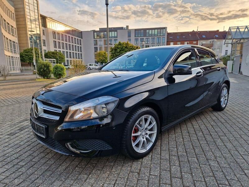 Schwarz Gebraucht 2013 Mercedes A180 Urban Limousine | 8.199 € (Guter Preis) - Bild 1/4