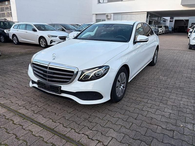 Weiß Gebraucht 2019 Mercedes E220 Limousine | 13.995 € (Guter Preis) - Bild 1/4
