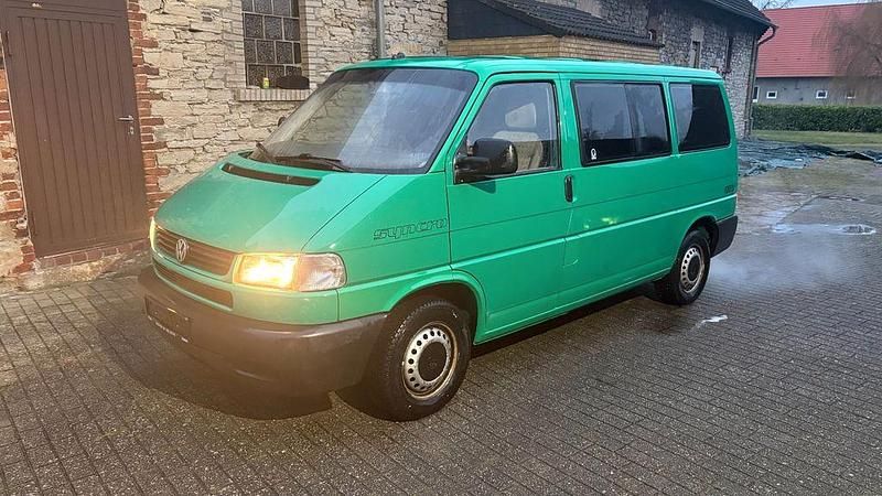 Usado VW Multivan 102 HP (75 kW) 2000 Verde Monovolume