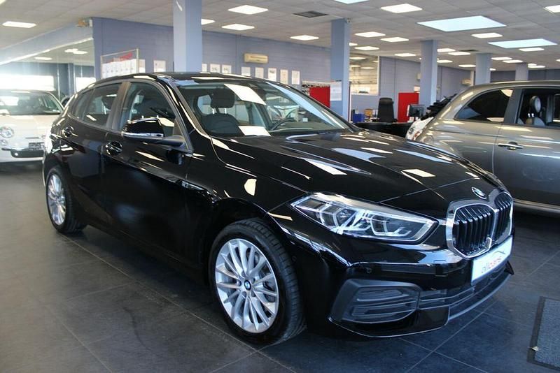 Schwarz Gebraucht 2022 BMW 118 Advantage Kleinwagen | 21.980 € (Fairer Preis) - Bild 1/4