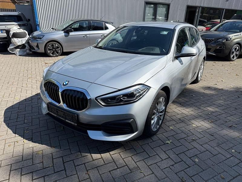 Silber Gebraucht 2021 BMW 118 Kleinwagen | 18.490 € (Fairer Preis) - Bild 1/4