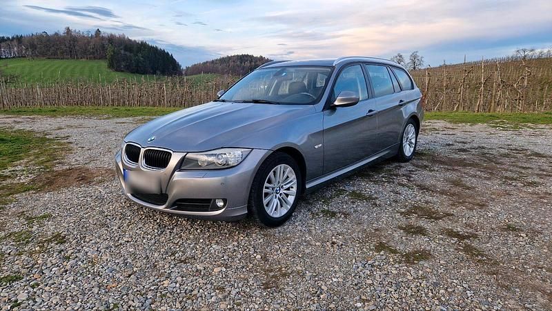 Gebraucht BMW 318 143 PS (105 kW) 2012 Grau Kombi