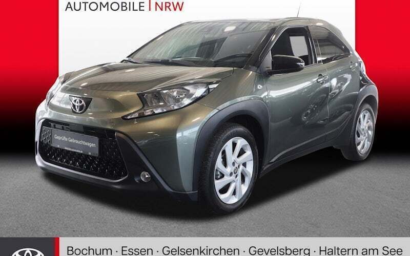 Cardamon green metallic/ night sky black Gebraucht 2022 Toyota Aygo Pulse Kleinwagen | 15.449 € (Fairer Preis) - Bild 1/4