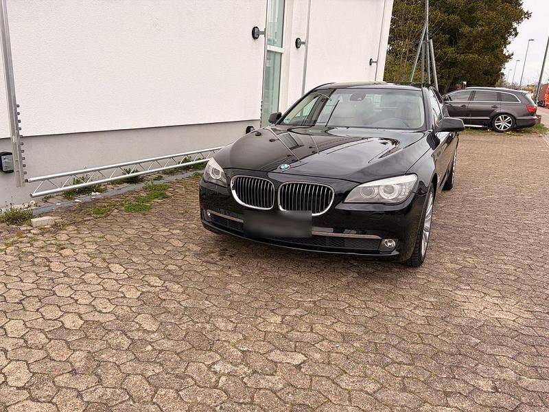 Gebraucht BMW 740 326 PS (239 kW) 2010 Schwarz Limousine