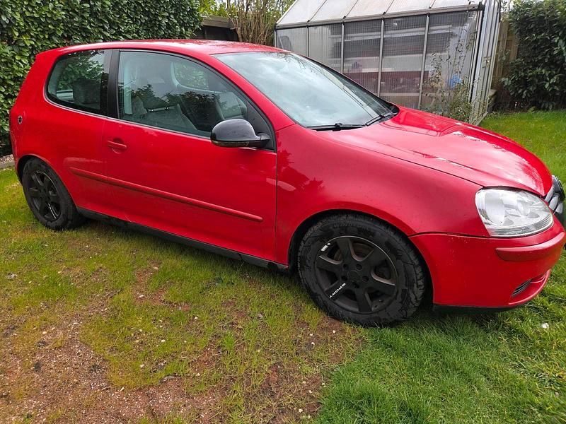 Gebraucht VW Golf V 110 PS (80 kW) 2004 Rot Kleinwagen