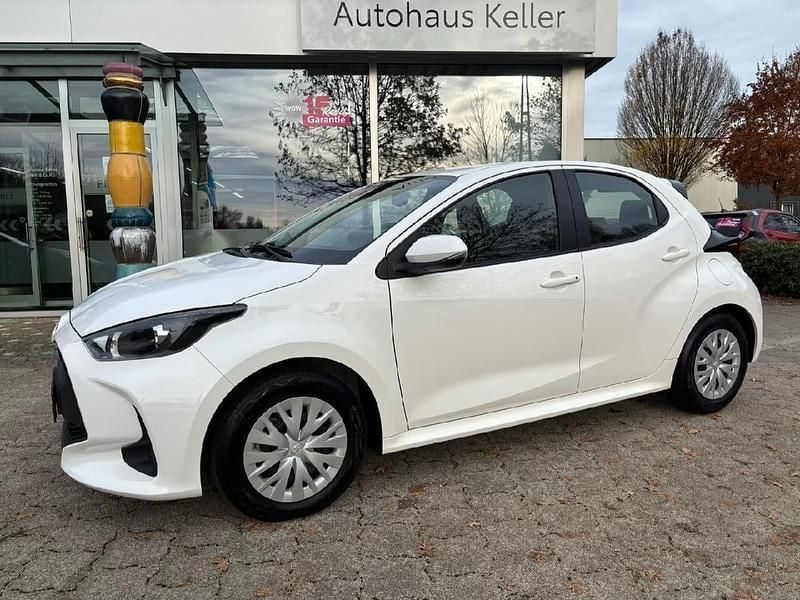 Schneeweiß Neu 2025 Toyota Yaris Hybrid Limousine | 22.960 € (Guter Preis) - Bild 1/4