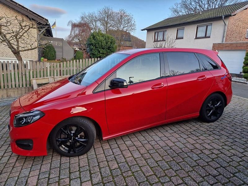 Rot Gebraucht 2015 Mercedes 200 Kombi | 9.499 € - Bild 1/4