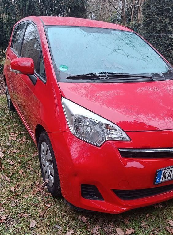 Gebraucht Toyota Verso-S Cool 99 PS (72 kW) 2012 Rot Van / Kleinbus