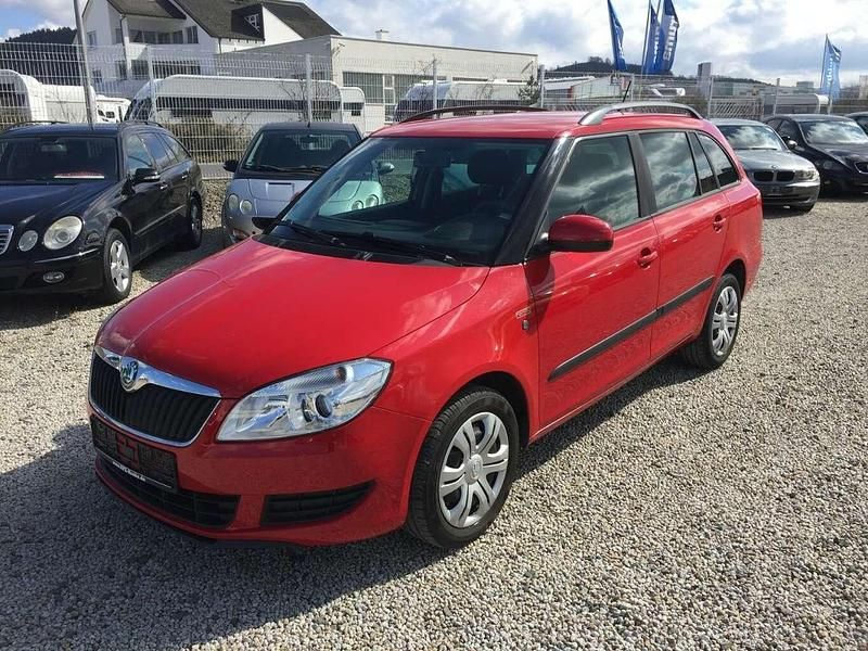 Rot Gebraucht 2011 Skoda Fabia Family Kombi | 4.990 € (Fairer Preis) - Bild 1/4