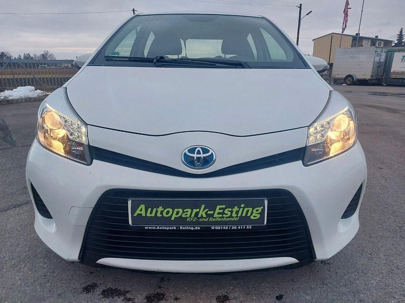 Gebraucht Toyota Yaris Hybrid Life 75 PS (55 kW) 2013 Weiß Kleinwagen