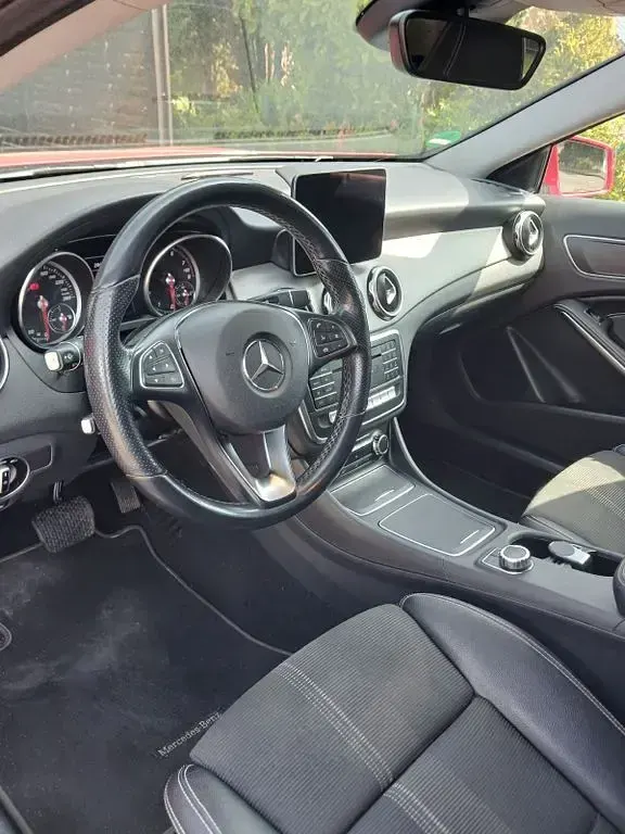 Gebraucht Mercedes GLA180 122 PS (89 kW) 2018 Rot SUV