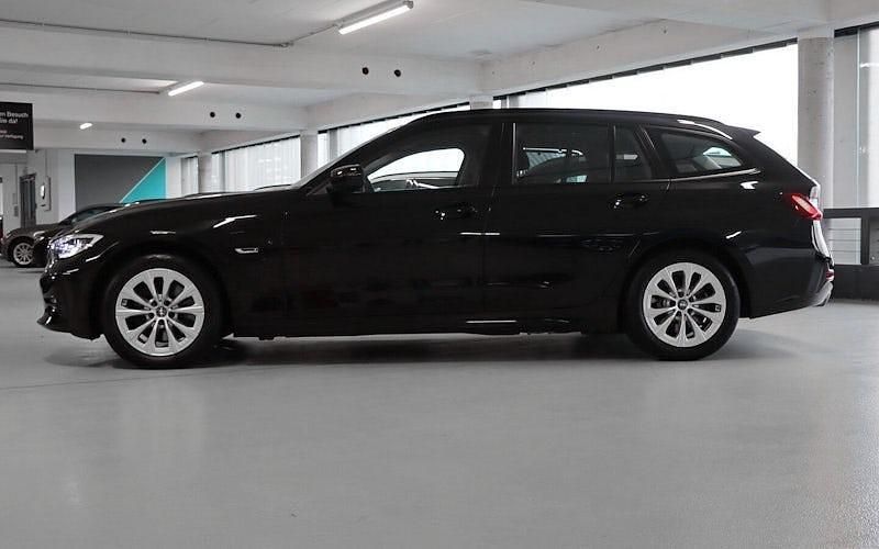 Gebraucht BMW 320e Advantage 204 PS (150 kW) 2022 Schwarz Kombi
