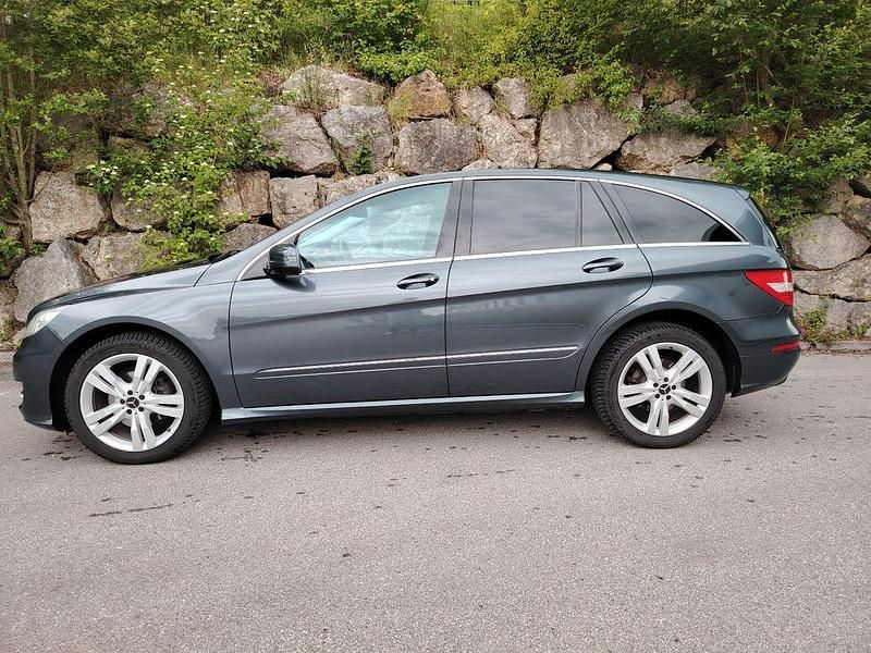 Grau Gebraucht 2011 Mercedes R350 AMG Van / Kleinbus | 9.777 € (Guter Preis) - Bild 1/4