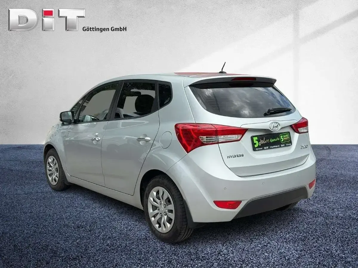 Gebraucht Hyundai ix20 Passion 125 PS (91 kW) 2017 Silber Kleinwagen