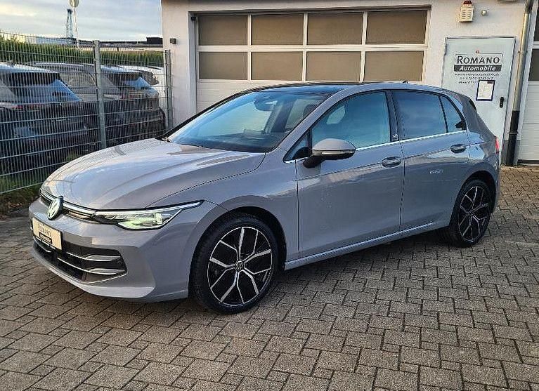 Grau Gebraucht 2024 VW Golf VIII Edition Limousine | 29.750 € (Fairer Preis) - Bild 1/4