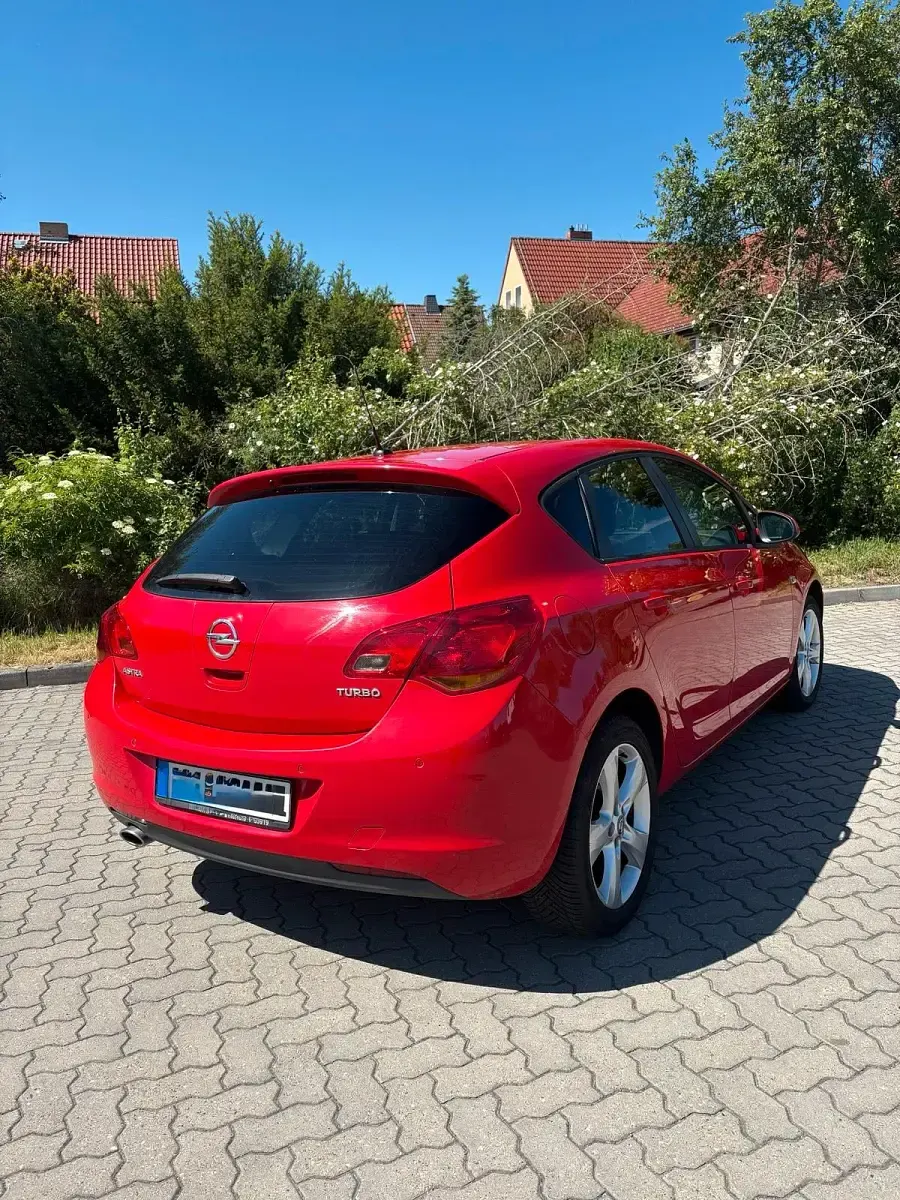 Gebraucht Opel Astra 140 PS (102 kW) 2011 Rot Limousine