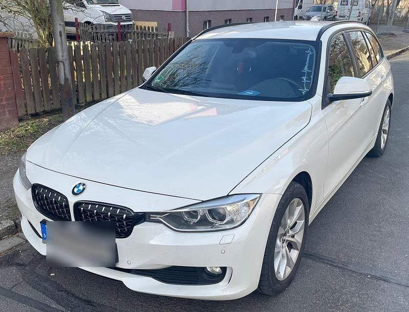 Weiß Gebraucht 2013 BMW 320 Comfort Edition Kombi | 6.490 € (Superpreis) - Bild 1/4