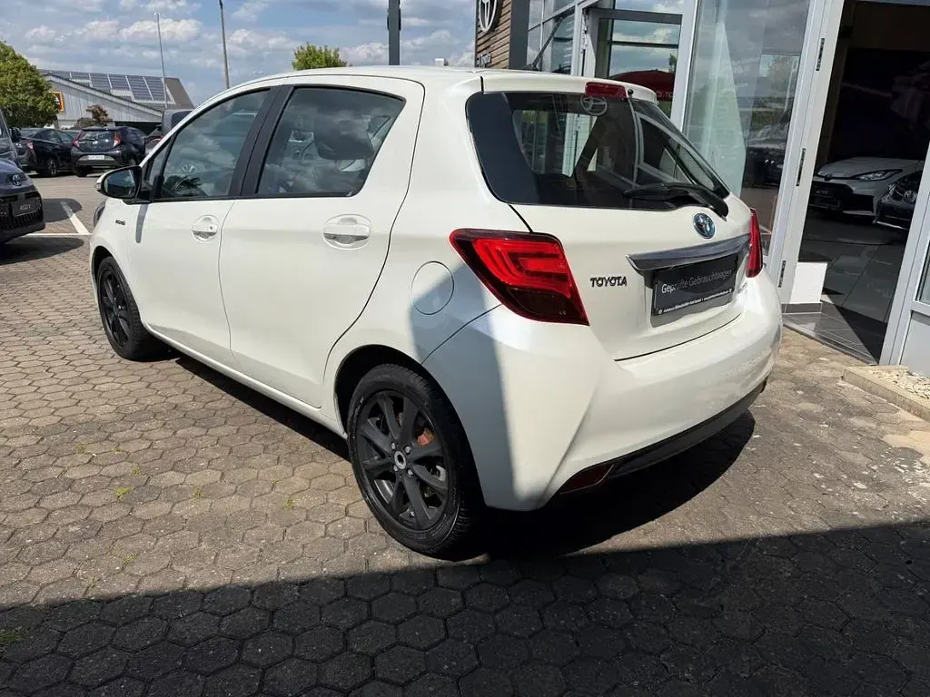 Gebraucht Toyota Yaris Club 101 PS (74 kW) 2014 Weiß Kleinwagen