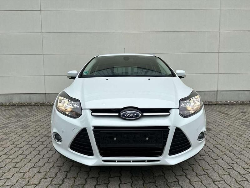 Weiß Gebraucht 2014 Ford Focus Titanium Kombi | 4.400 € (Guter Preis) - Bild 1/4