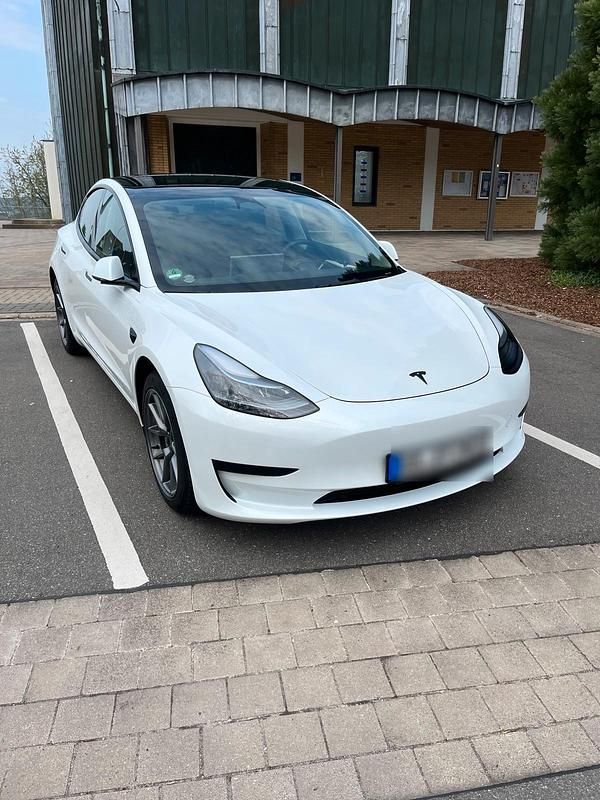 Weiß Gebraucht 2022 Tesla Model 3 Standard Range Plus Limousine | 28.499 € (Fairer Preis) - Bild 1/4