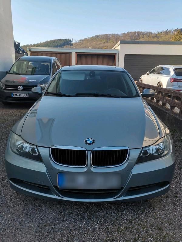 Grau Gebraucht 2005 BMW 320 Limousine | 6.000 € (Etwas zu teuer) - Bild 1/4
