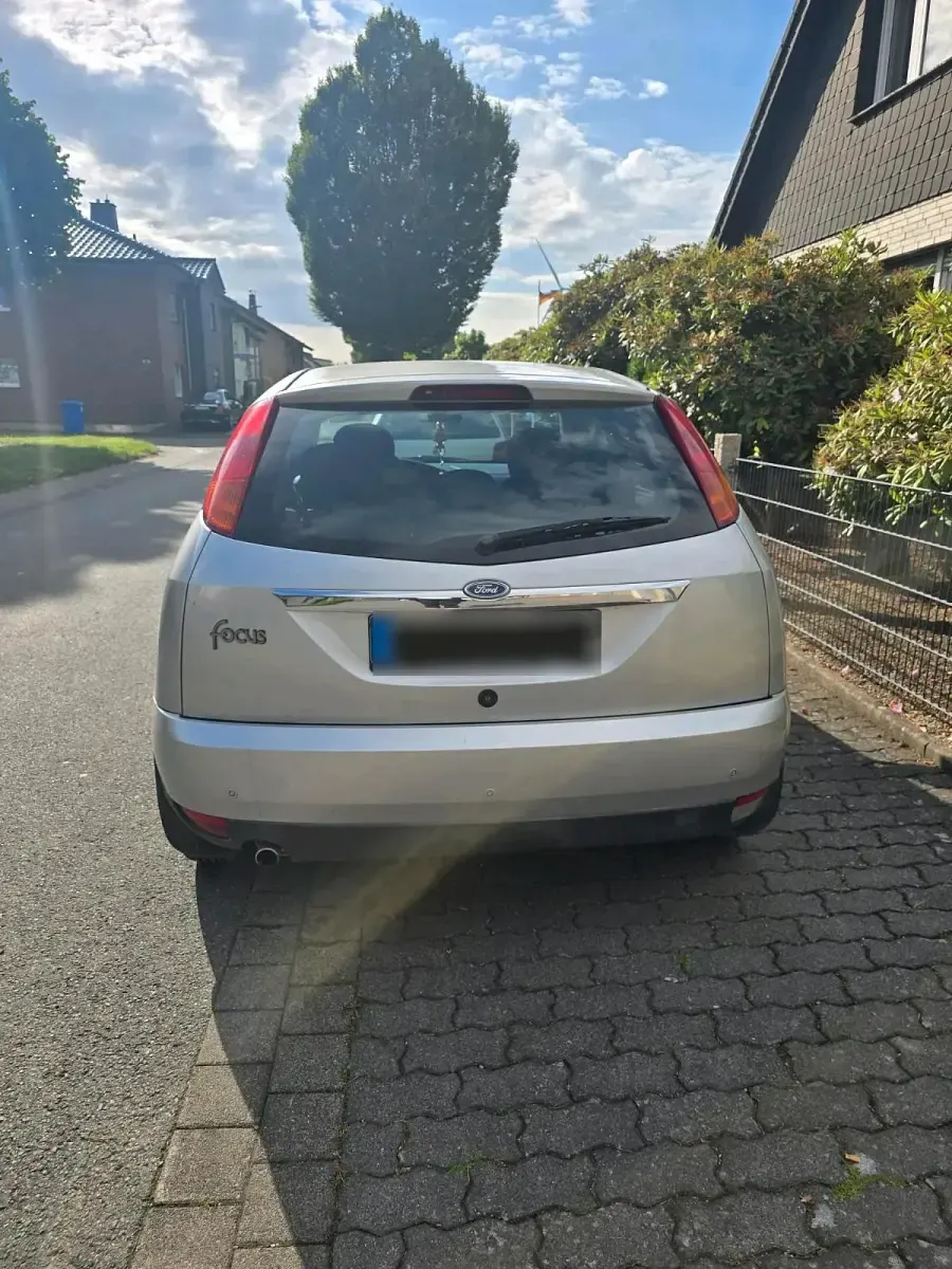Gebraucht Ford Focus 100 PS (73 kW) 2000 Silber Kleinwagen