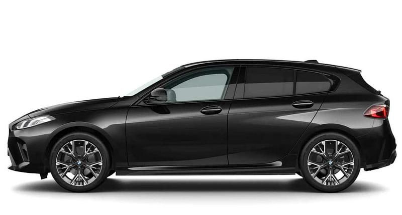 Saphirschwarz metallic Neu 2025 BMW 120 M Sport Kleinwagen | 37.934 € (Etwas zu teuer) - Bild 1/4