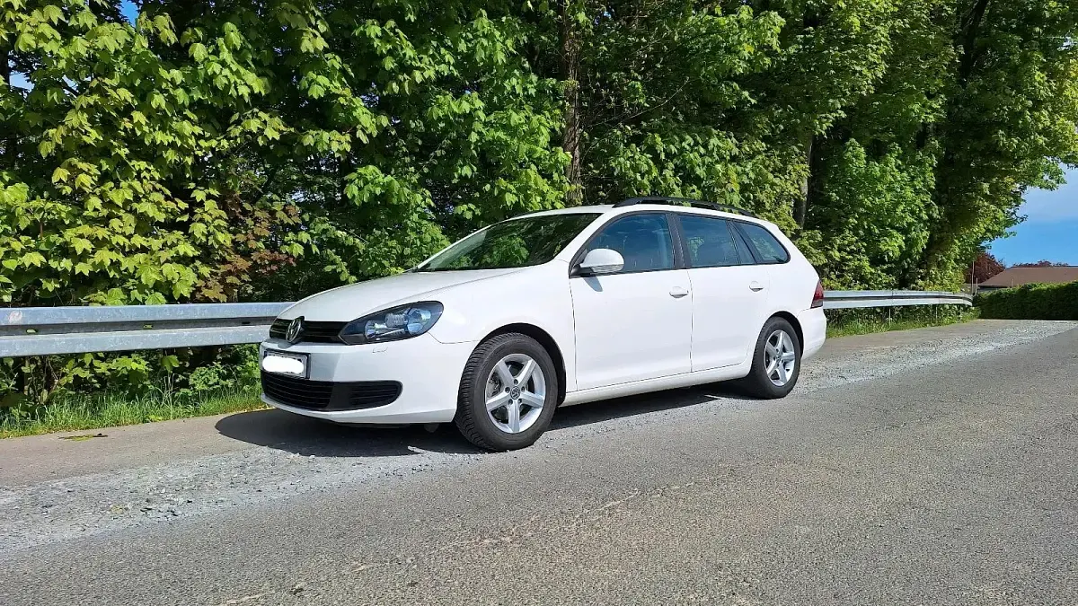 Gebraucht VW Golf VI Comfortline 105 PS (77 kW) 2013 Weiß Kombi