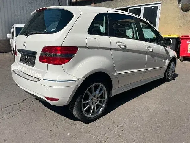 Gebraucht Mercedes B180 116 PS (85 kW) 2011 Weiß Van / Kleinbus