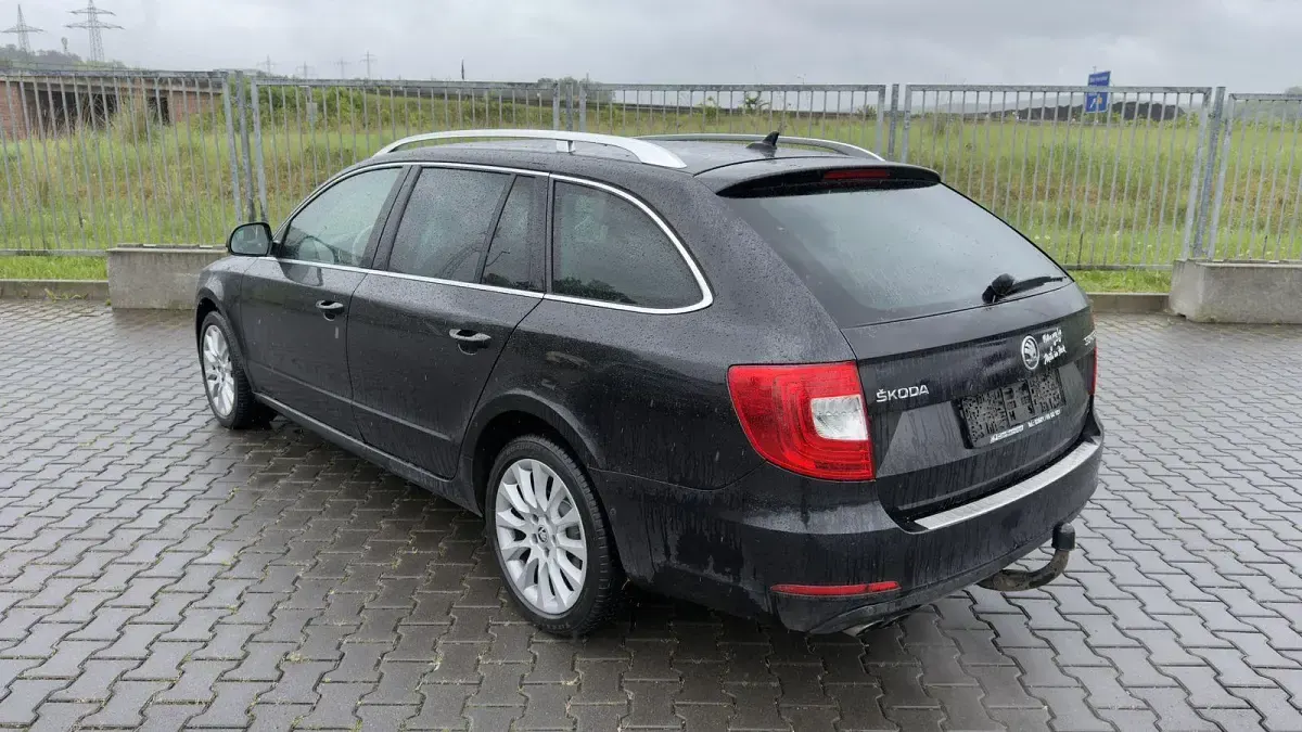 Gebraucht Skoda Superb Exclusive 160 PS (117 kW) 2014 Schwarz Kombi