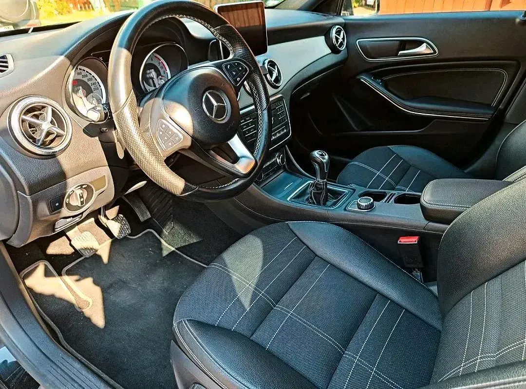 Gebraucht Mercedes CLA180 Urban 122 PS (89 kW) 2015 Schwarz Limousine