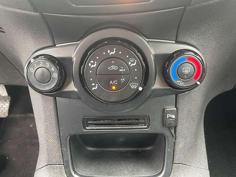 Gebraucht Ford Fiesta 60 PS (44 kW) 2015 Frostweiß Kleinwagen