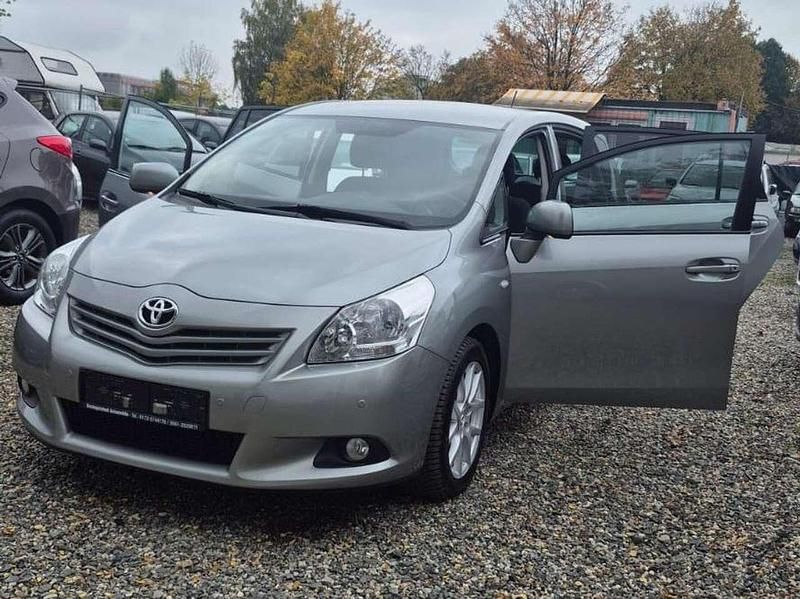 Gebraucht Toyota Verso 126 PS (92 kW) 2012 Silber Van / Kleinbus