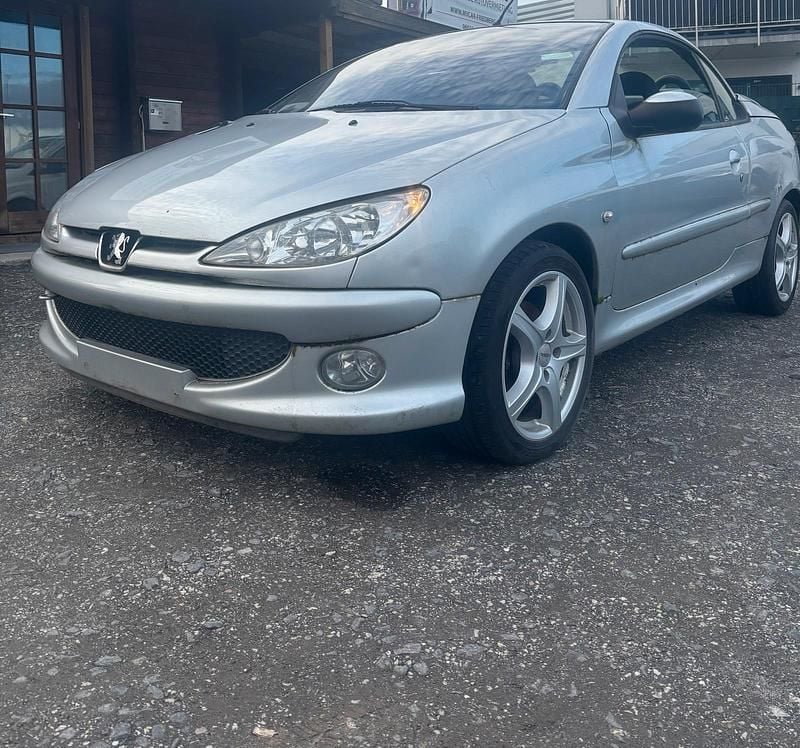 Gebraucht Peugeot 206 CC 109 PS (80 kW) 2004 Silber Cabrio