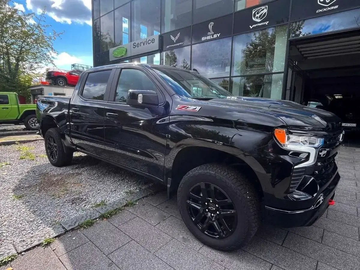 Neu Chevrolet Silverado 426 PS (313 kW) 2025 Schwarz SUV