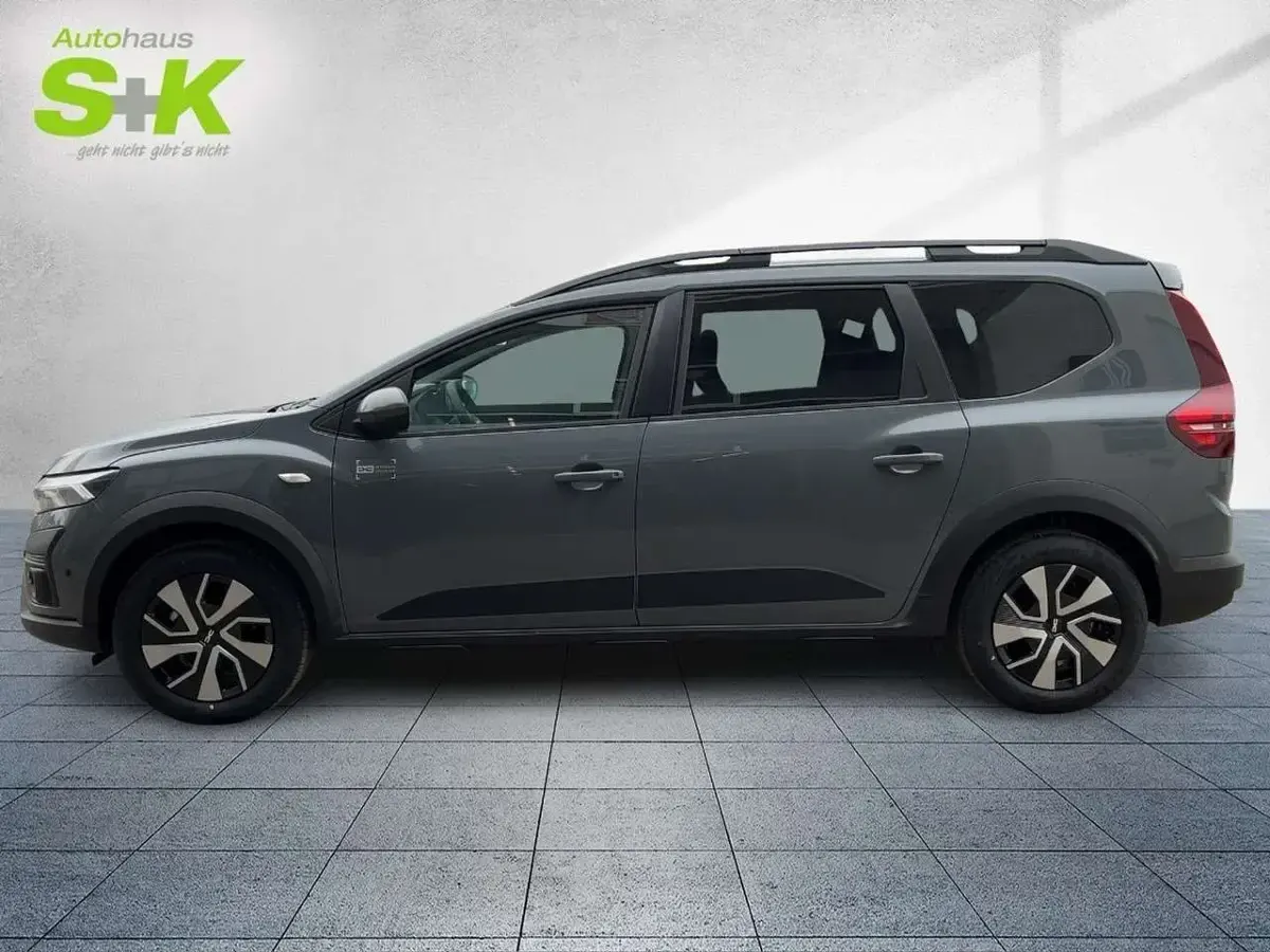 Neu Dacia Jogger Expression 141 PS (103 kW) 2025 Dolomitgrau (grau) Van / Kleinbus