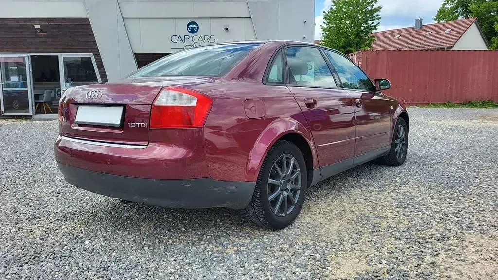 Second-hand Audi A4 131 CP (96 kW) 2001 Roșu Berlinǎ