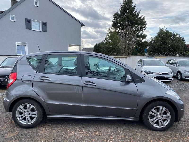 Gebraucht Mercedes A180 116 PS (85 kW) 2011 Mountaingrau  met. (metallic) Kleinwagen