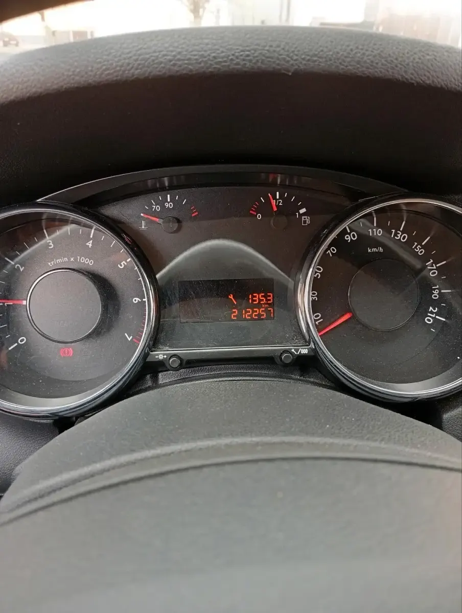 Gebraucht Peugeot 5008 Active 156 PS (114 kW) 2011 Silber Van / Kleinbus