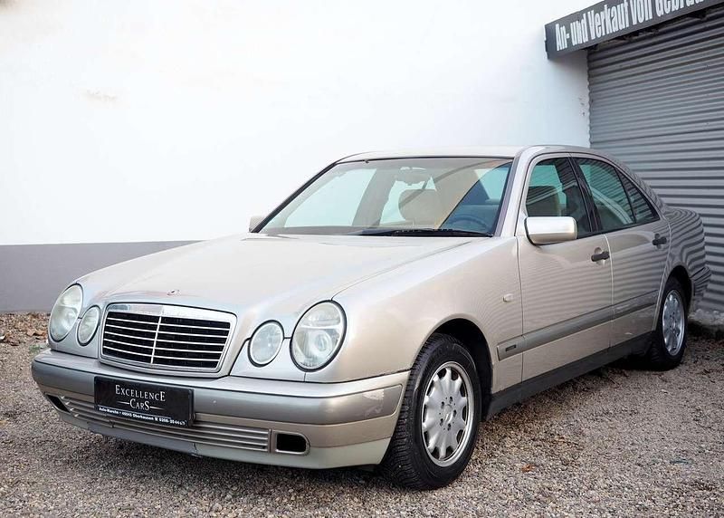 Gebraucht Mercedes E220 Classic 95 PS (69 kW) 1997 Beige Limousine