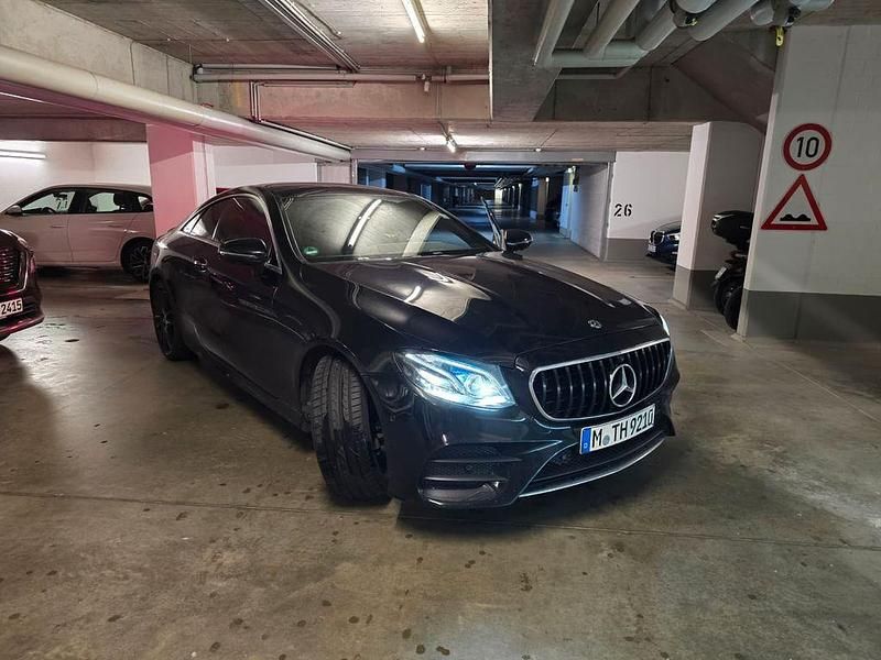 Schwarz Gebraucht 2018 Mercedes E300 AMG line Coupé | 34.300 € (Fairer Preis) - Bild 1/4