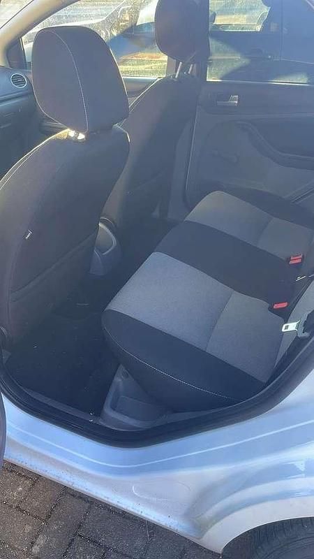 Gebraucht Ford Focus Style 101 PS (74 kW) 2011 Weiß Kleinwagen