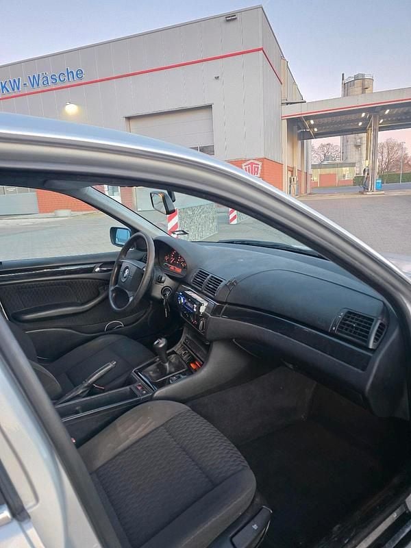 Gebraucht BMW 320 150 PS (110 kW) 2000 Silber Limousine