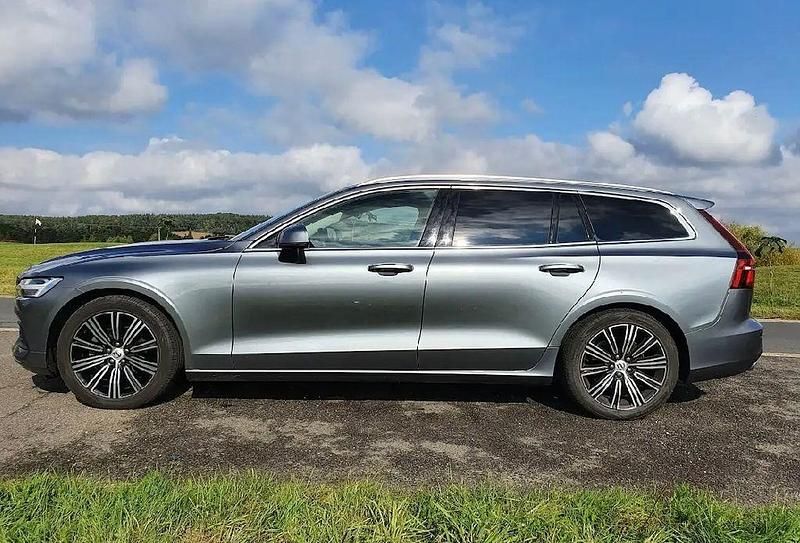 Schwarz Gebraucht 2018 Volvo V60 Momentum Kombi | 22.000 € (Superpreis) - Bild 1/4